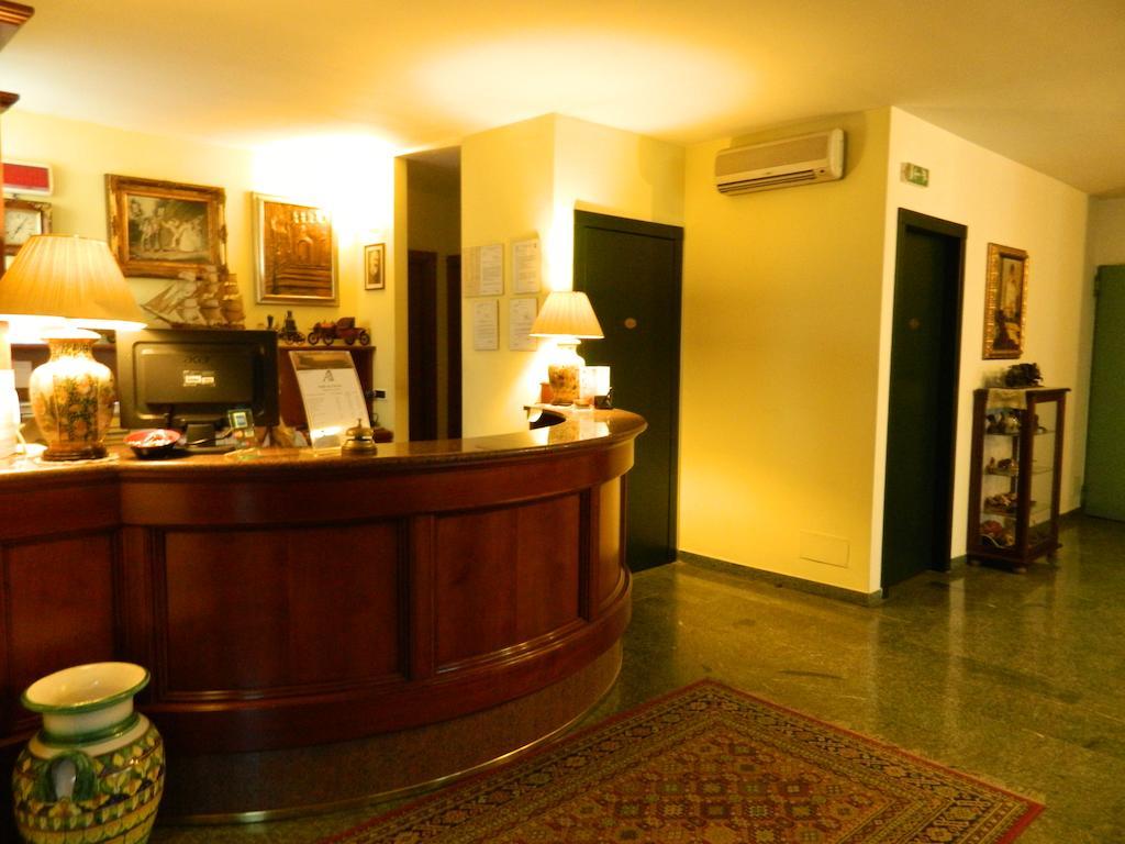 Ascot Lodging Cardano Al Campo Buitenkant foto