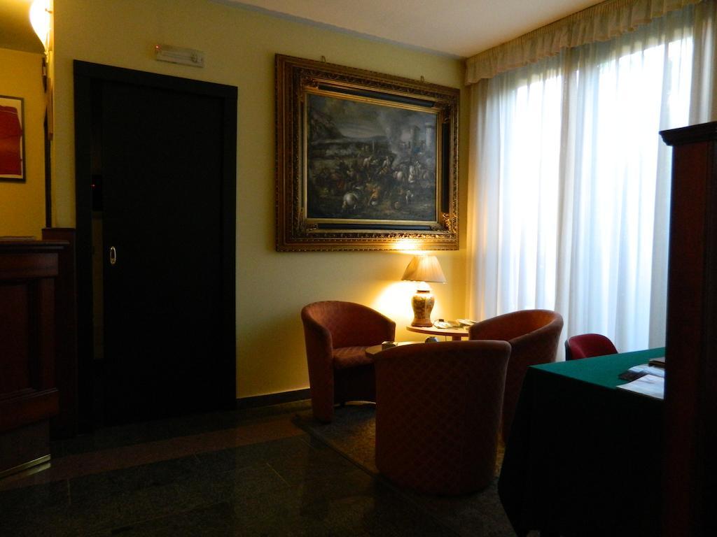 Ascot Lodging Cardano Al Campo Buitenkant foto