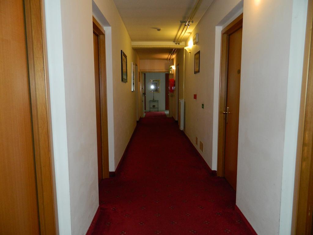 Ascot Lodging Cardano Al Campo Buitenkant foto