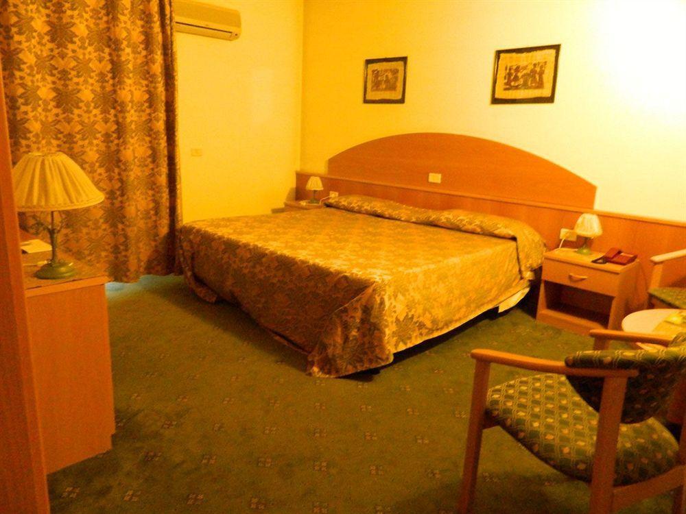 Ascot Lodging Cardano Al Campo Buitenkant foto