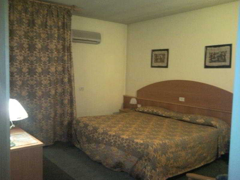 Ascot Lodging Cardano Al Campo Buitenkant foto